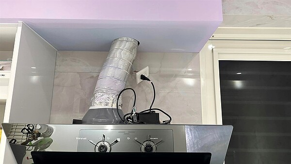 餐櫃、廚具+房間系統櫃施工一年還沒好 業者搞失蹤「留一手」難收尾 王小姐目前已入住新家,但多處裝潢仍可見未完工的樣貌。圖/王小姐授權提供