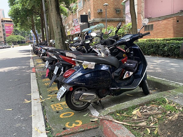 新北市將再增7處捷運周邊機車車格開始收費。圖為捷運海山站周邊收費車格。圖/葉德正攝影