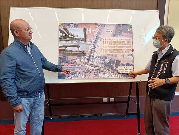 台中市議長張清照(左)爭取捷運延伸清水。交通局副局長江俊良(右)表示已留「尾軌」。圖/張清照提供