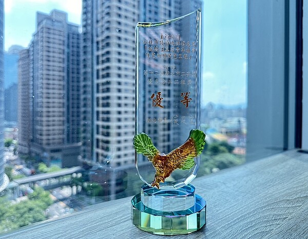 新北板橋江翠段社會住宅獲頒新北工安獎優等。圖/新北市政府提供