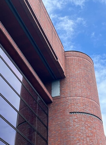 日本網友發現一處對外沒有連結任何階梯或道路的危險鐵門。圖/截自X@ochika_SU24T