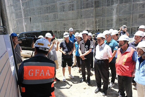 楊文科與民意代表們共同選色。圖／教育局提供、新聞處彙整