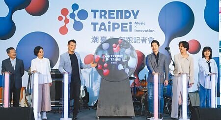 台北流行音樂中心響應「潮台北」系列活動,9月7、8日打造「JAM JAM ASIA」音樂節,台北市長蔣萬安(右三)18日與台北流行音樂中心董事長黃韻玲(左二)、台北市文化局長蔡詩萍(左三)、日本樂團「Billyrrom」主唱(右二)與台灣樂團「溫蒂漫步」團員(右一)一同出席活動起跑儀式。(陳俊吉攝)