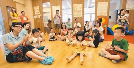 
2歲幼兒專班從今年起到2026年將再增200班。圖為家長和孩子在新北市公托中心玩遊戲。（本報資料照片）
