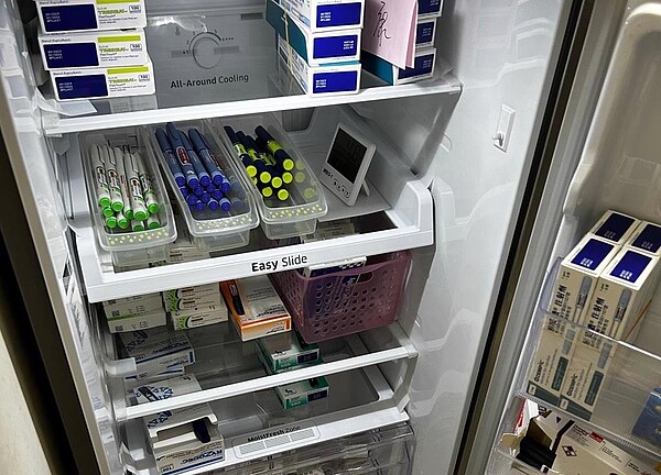 桃園市衛生局近期於網路及藥局查獲25件違規販售瘦瘦筆,依《藥事法》第27條規定,可處新臺幣3萬至200萬元罰鍰。(桃園市衛生局提供)