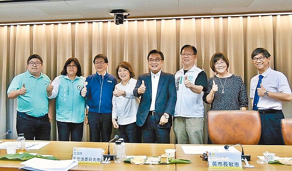 嘉義市長黃敏惠（左四）、民進黨嘉義市立委王美惠（左二）、嘉義縣立委蔡易餘（左一）、民眾黨立委張啟楷（右三）18日同場向交通部長李孟諺（左三）爭取地方建設。 （嘉市政府提供／廖素慧嘉市傳真）