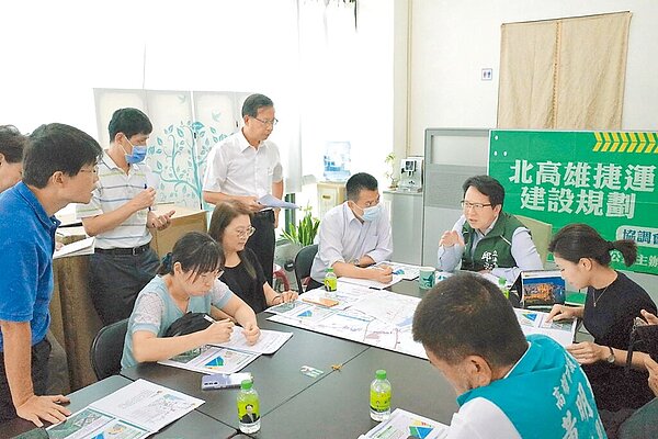 針對北高雄捷運路網規畫,民進黨立委邱志偉(右上)邀集交通部、高雄市捷運工程局及台南市捷運工程處研商。(邱志偉服務處提供/林瑞益高雄傳真)