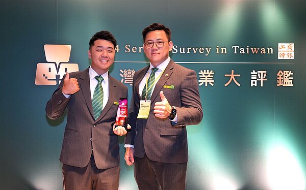 有巢氏房屋藍琮祺經紀人（左）榮獲2024台灣服務業大評鑑服務尖兵獎，王俊諺店東（右）特別到場鼓勵喝采。圖／永慶房產集團提供