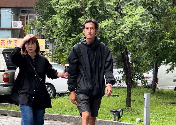 唐治平(右)狀況特別,演藝圈不少人想伸援手相助,左為經紀人小恬。圖/聯合報系資料照片