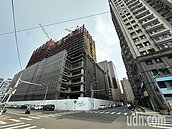 竹北天坑釀鄰損　豐邑：18次社區拜訪、主動提修繕