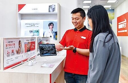 遠傳電信透過溫暖的智能客服及深入了解顧客需求,提供顧客優質的服務。圖∕王德為