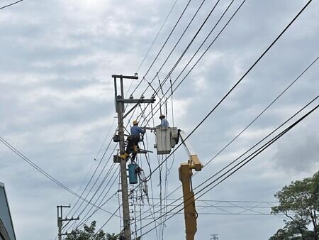台電指出,20日晚間因饋線跳脫,導致桃園市八德區一帶近900戶停電。(姜霏攝)
