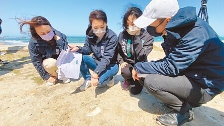 為遏止不法人士非法傾倒營建廢棄物，新竹市議會通過修正《新竹市營建剩餘土石方處理自治條例》。圖為2023年南寮風箏場也被發現有廢棄物，加深市府與議會修正條例嚴格管控營建廢棄物的決心。（本報資料照片）