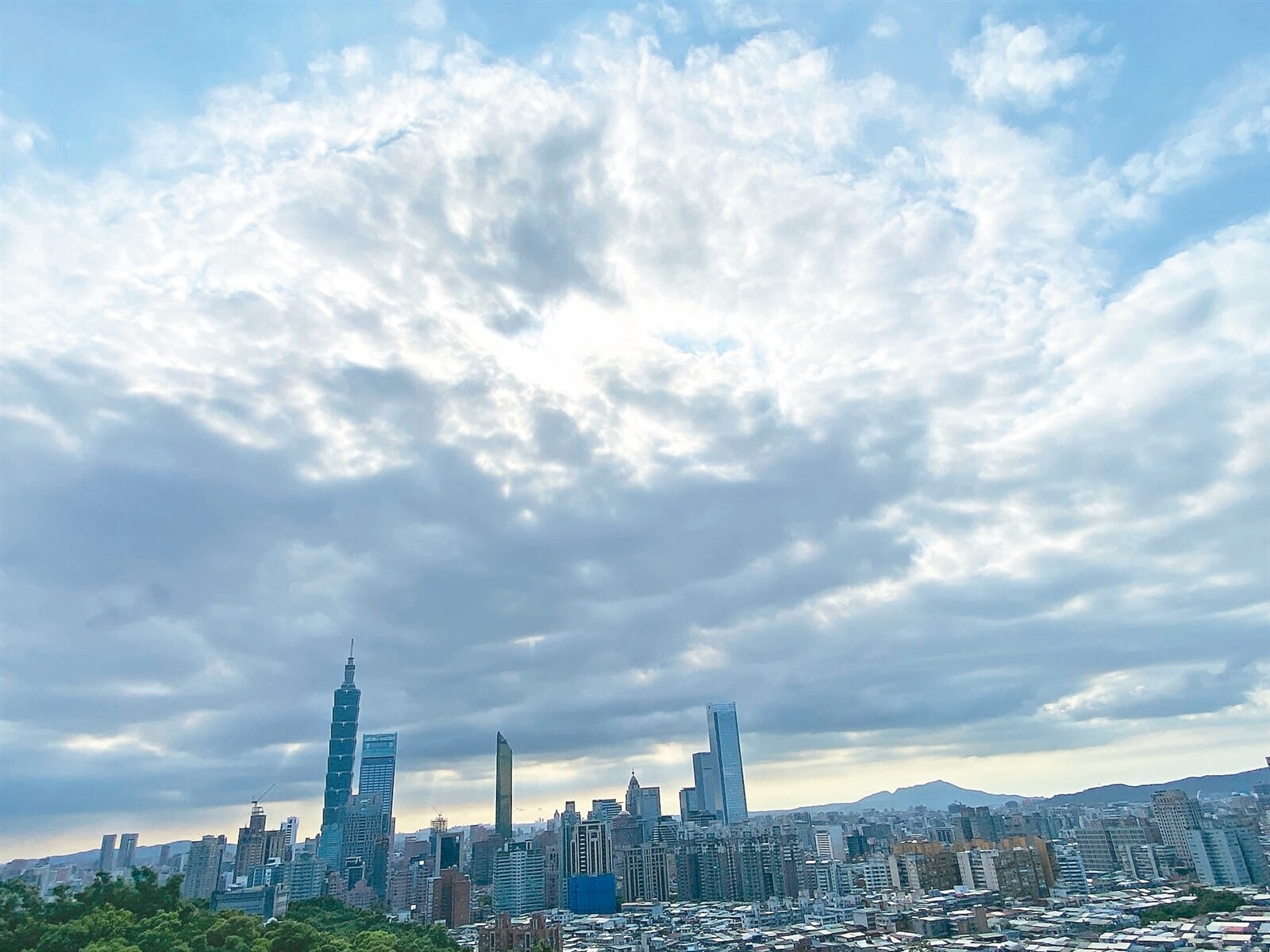 輕颱凱米形成，風雨將影響台灣；昨天台灣各地受低壓影響，連續出現卅八度極端高溫。記者曾吉松／攝影 