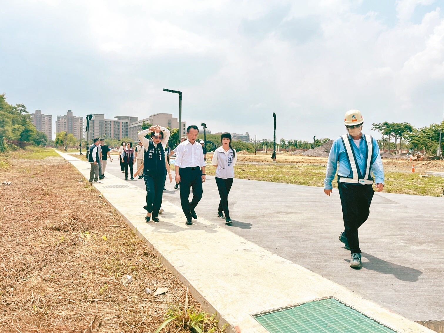 嘉義長庚醫療專區將新建中央公園，縣長翁章梁（右三）昨天視察工程進度。記者黃于凡／攝影 