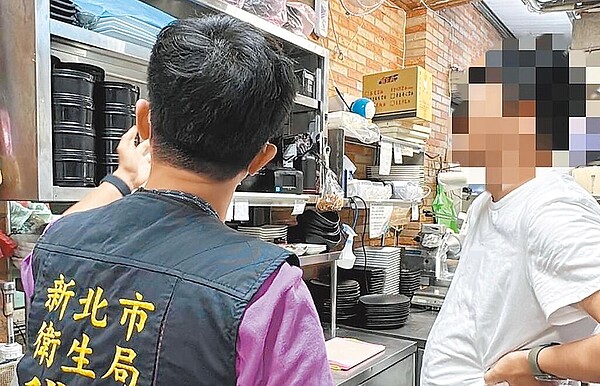 網友在臉書社團發文,稱在新北市中和區某火鍋店吃到老鼠屎,市衛生局20日派員前往稽查。圖/新北市衛生局提供、王揚傑新北傳真