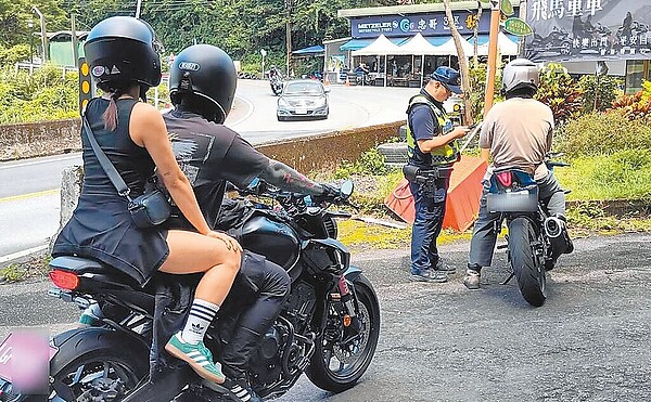 暑假期間，警方每周均在山區道路重要連續彎道，加強取締無照駕駛、危險駕駛、超速等違規行為。圖／新店警分局提供、高鈞麟新北傳真