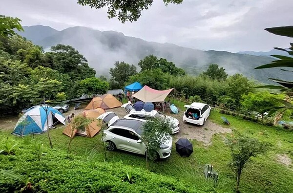 近年吹起露營風潮，桃園市露營區多集中在復興區原鄉部落，居高臨下可以欣賞到自然美景。記者張裕珍／翻攝