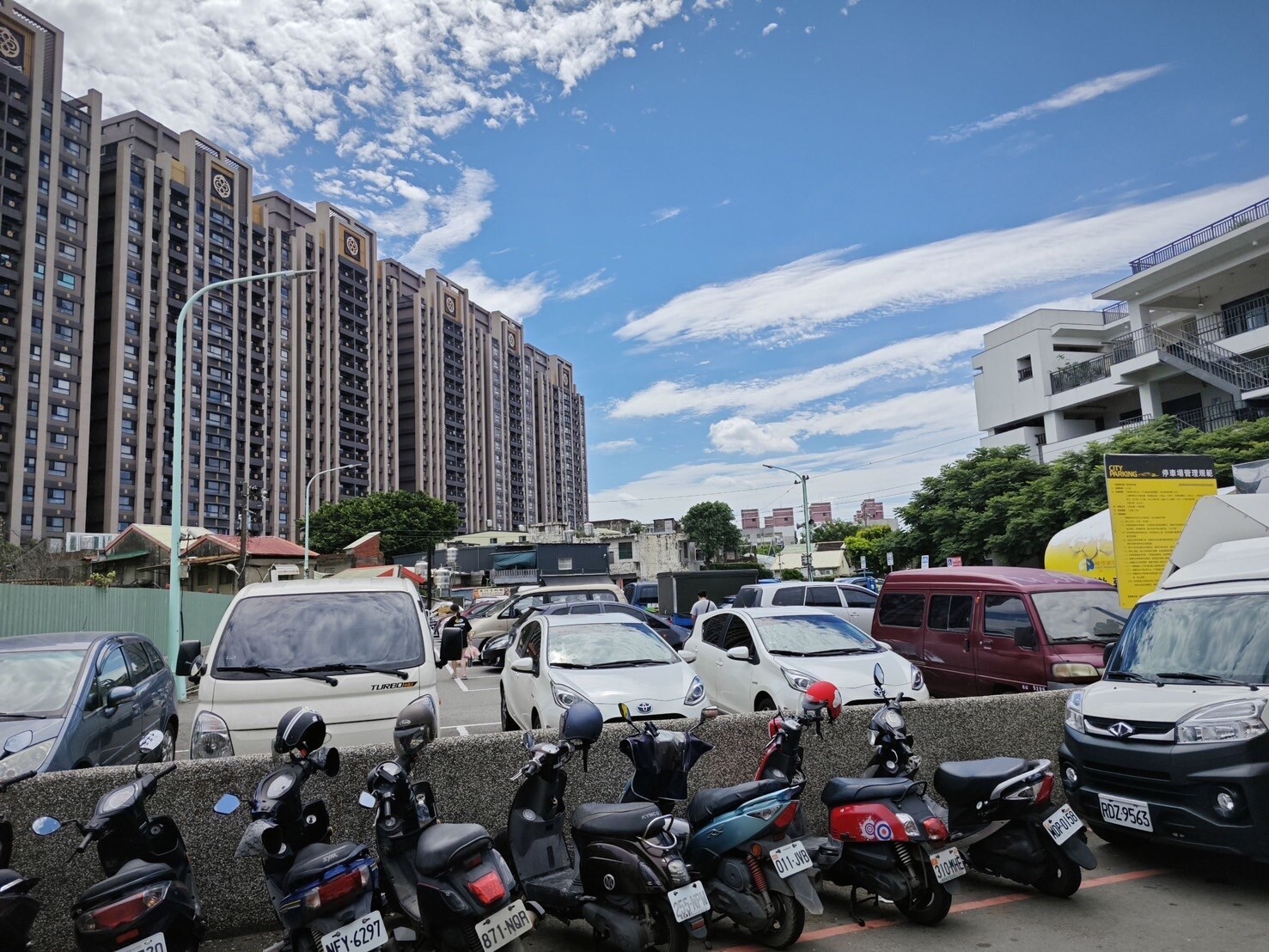 桃園市忠貞市場攤商眾多，不過傳統市場容易髒亂，有民代希望利用空地建市場，桃園市經發局回應，目前正辦理市場及停車場多目標促參案。記者翁唯真／攝影 