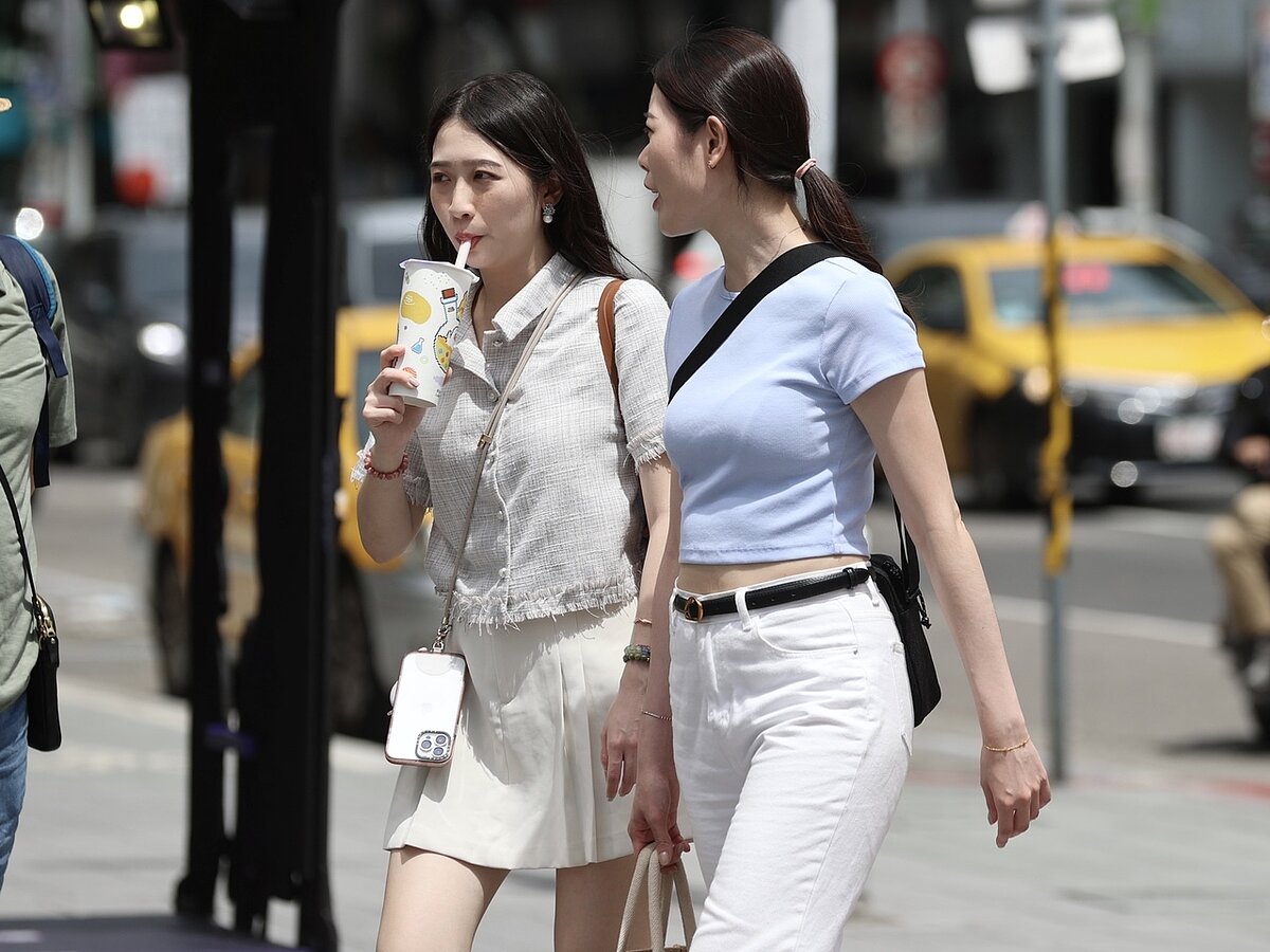 氣象署表示,台灣附近今明兩天屬於太平洋高壓影響,高溫炎熱,明天大台北、中南部近山區平地還是會有37度以上高溫發生,其他地區中午前後高溫炎熱。本報資料照片