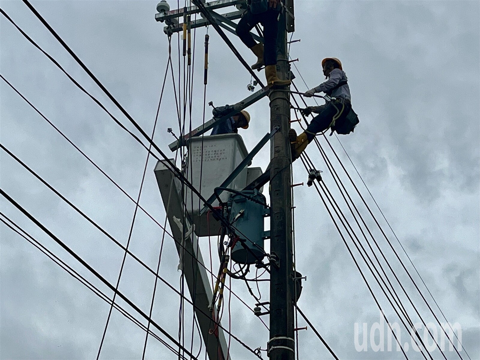 台電位於桃園市八德區的電線今晚傳饋線跳脫，造成894戶停電，目前正積極搶修。示意圖，非當是照片。記者陳俊智／攝影 