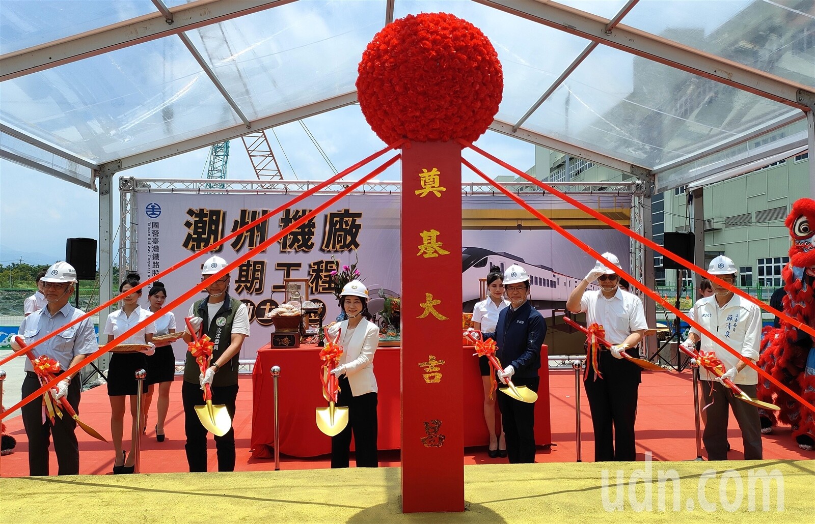 台鐵屏東潮州機廠2期工程今天舉行動土典禮，交通部長李孟諺、縣長周春米和台鐵董事長杜微等人參加。記者潘欣中／攝影 