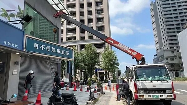 可不可新竹關埔分店范姓女員工因「加料口水手搖飲」遭網友撻伐，總公司玩真的，直接找來外包商拆除關埔店招牌，確定不再營業。圖／民眾提供