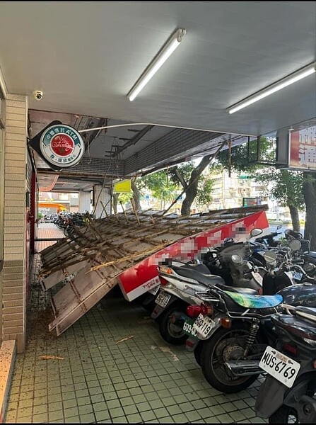 台北市士林區承德路4段一家通訊行傳出騎樓的天花板整片坍塌,造成下方停放多輛機車受損。圖/取自臉書社團「爆料公社二社」