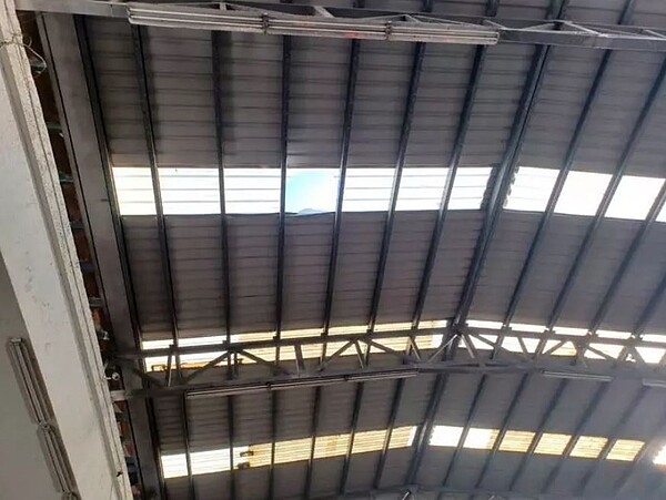 顏男上午在新北市三重果菜市場屋頂施工不慎從六米高墜落,當壓到清潔工,兩人送醫沒有生命危險。記者曾伯愷/翻攝