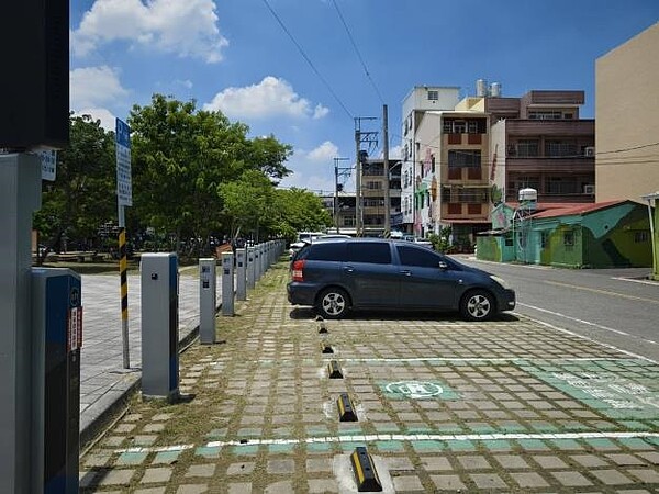 智慧路邊停車格，新化區擴大啟用。圖／台南市交通局提供