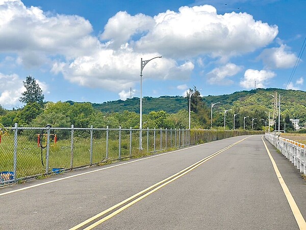 慈濟苗栗園區占地26公頃,地方希望爭取提供民眾使用,近期終於促成美事。苗栗市長余文忠21日表示,雙方達成共識,優先提供行人進入園區散步運動。(苗栗市公所提供/李京昇苗栗傳真)