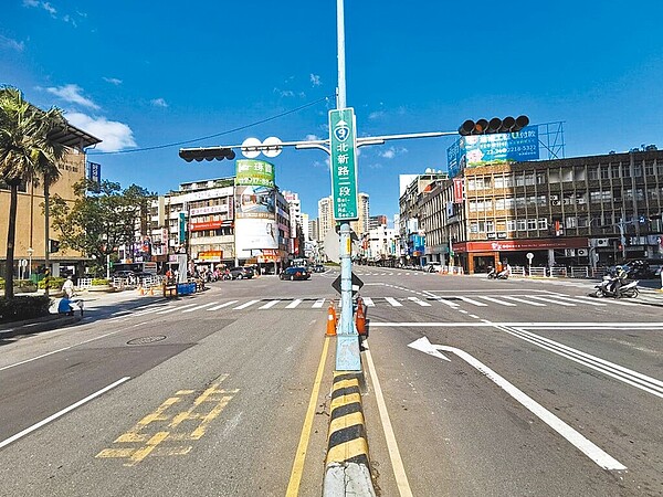 北新路是新店區最重要的交通幹道，多數路段皆是3線車道，可是外側車道經常有公車停等載客，甚至還有民眾違停汽車，議員要求交通局全面研議北新路取消內側禁行機車可行性。（新北市工務局提供／高鈞麟新北傳真）