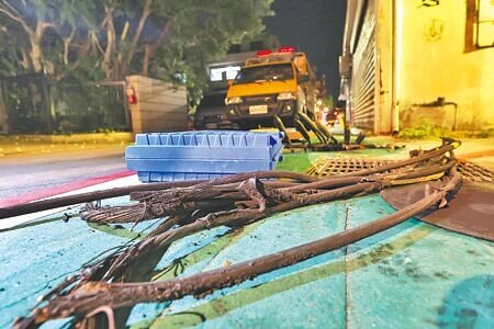 台北市市民大道四段19日晚間2度停電,台電派員前往搶修並替換受損電纜。(本報資料照片)