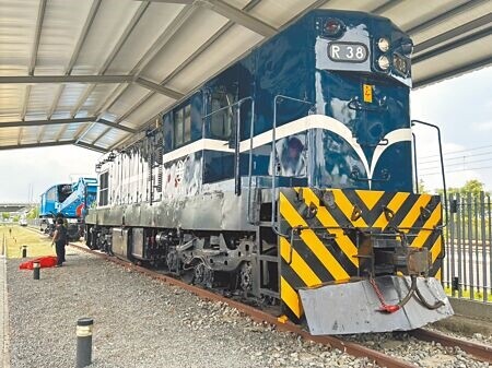 
潮州鐵道園區近日除引進超過60年歷史的R38柴電機車與日立38噸救險吊車外，之後還有10輛商用車輛將進駐，不僅主打鐵道迷朝聖地，還將打進親子市場。（謝佳潾攝）
