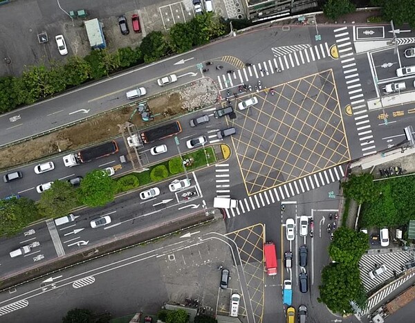 新北鶯歌經三鶯歌大橋往三峽或國道方向僅有兩線道,一北上、一南下,常回堵至鶯歌市區,駕駛抱怨,從下橋到出路口竟要30分鐘。圖/新北養工處提供