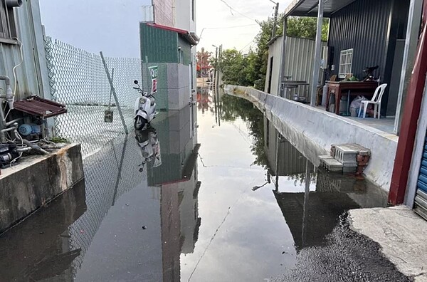 7月年度天文大潮影響，屏東縣東港鎮再度出現海水漫淹道路情況，東港鎮大成路一帶出現漫淹滿路。圖／讀者提供