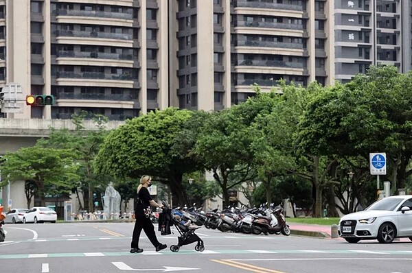 為了鼓勵民眾利用房貸壽險減輕壓力,讓家人無後顧之憂,壽險業者針對房貸壽險推出各項服務與計畫。(聯合報系資料庫)