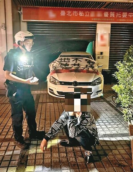 台北市信義區某私立幼兒園爆發園長兒子性侵女學童,馬姓男子看到新聞,21日凌晨開車前往衝撞該址鐵門;該處已由不同負責人經營托嬰中心。記者李奕昕/翻攝