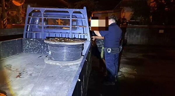 花蓮胡姓男子與友人偷竊秀林鄉和平村工地的電纜線,才隔2天又與游姓妻子重返該工地偷竊電纜線,並恐嚇現場管理員,被法院裁定羈押。圖/警方提供