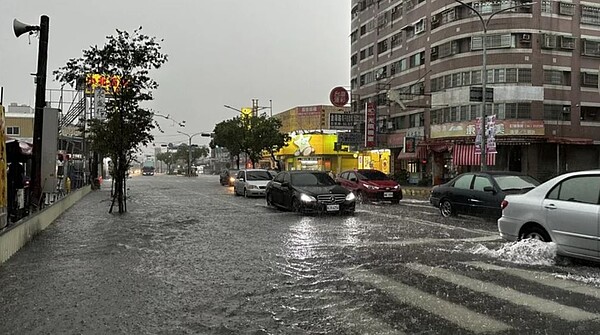 午後強降雨，南市多處雨勢驚人，時雨量逾70毫米，圖為永康區永大路積水情形。圖 ／民眾提供