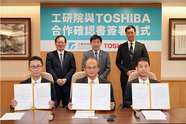 為強化臺灣電網韌性，工研院攜手日本東芝能源系統株式會社、台灣東芝電子零組件股份有限公司共同簽署策略合作夥伴協議書，臺日雙方將共同研發及驗證虛擬電廠技術。前排左起為簽約人台灣東芝電子零組件公司董事長塩出浩一、工研院綠能所所長王漢英、日本東芝能源系統株式會社副社長河原慈大；後排左起為日本東芝集團副總裁暨執行董事池谷光司、工研院院長劉文雄、日本東芝集團常務執行董事熊谷朋昭共同見證。圖源：工研院