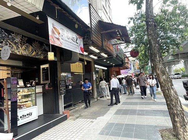 手搖飲店市場大，年增近三百家。示意圖／台灣房屋提供
