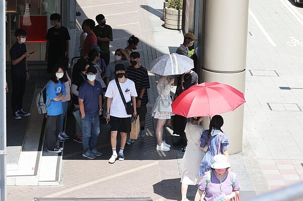 22日是「大暑」,再加上颱風來臨前夕,體感溫度飆高。圖/聯合報資料照片