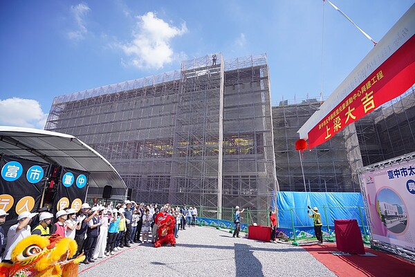 太平首座國民暨兒童運動中心上梁。圖／台中市建設局提供