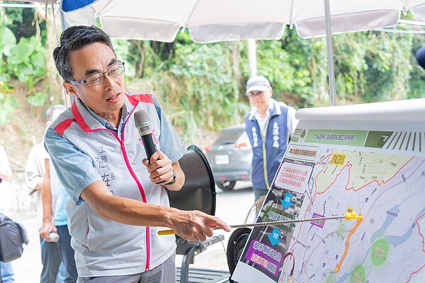 市府工務局長汪在宙說明道路拓寬的重要性。圖／桃園市政府提供