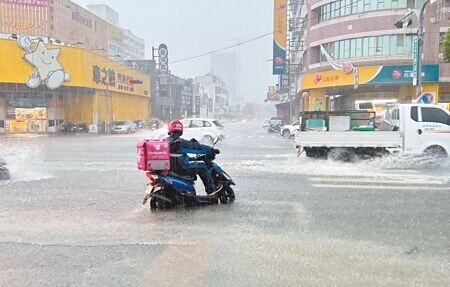 
近日午後大雷雨造成台南市永康區多處低漥地區積水。圖為永康區永大路二段的積水，車輛經過都濺起水花。（本報資料照片）
