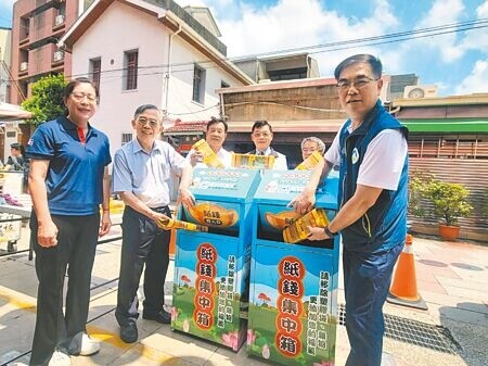 
環境部力邀各宮廟配合提倡「新紙錢三燒」政策，鼓勵民眾「以功代金」捐款。環境部長彭啟明（右一）22日出席在台南市台灣首廟天壇舉行的宣傳活動時，鼓勵民眾參與各宮廟舉辦的普渡法會。（洪榮志攝）
