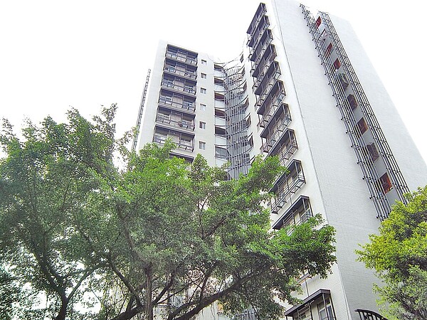 台北市都發局22日宣布,國宅承租人家中育有0至12歲兒女,每位孩童每月可領取1000元租金補貼,每戶最多3000元。圖為文山區萬樂國宅。(台北市都發局提供/劉瑋晴台北傳真)