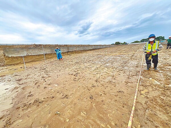台積電嘉義科學園區CoWoS先進封裝廠一廠日前施工時,挖到疑似遺跡,暫時停工。圖/嘉義縣政府提供