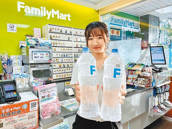 全家「FamiCollection天然水(2.2L)、鹼性離子水(1385ml)」任2件特價50元,汘活動到8月6日。圖/全家提供